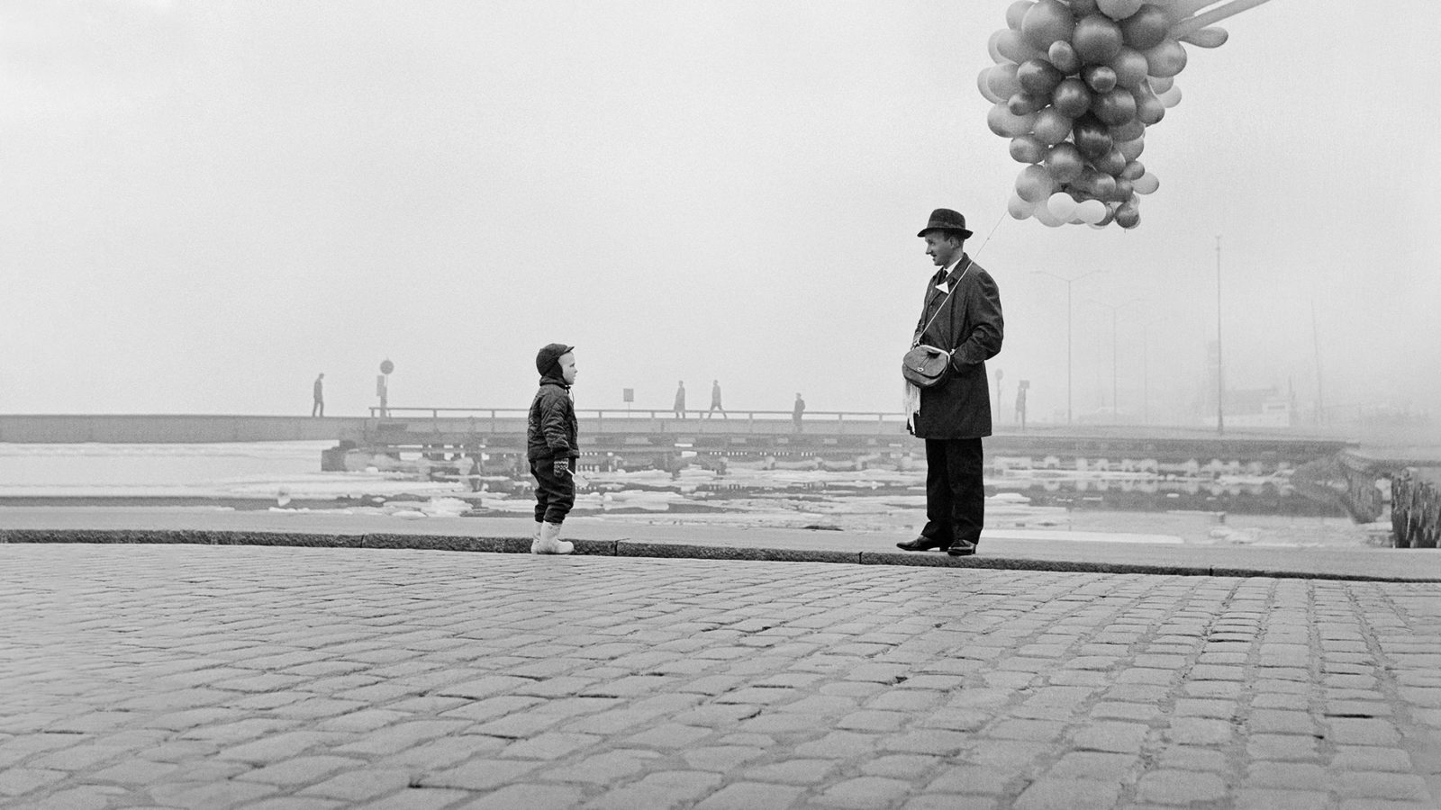 Mies ja ilmapalloja Kauppatorilla 60-luvulla